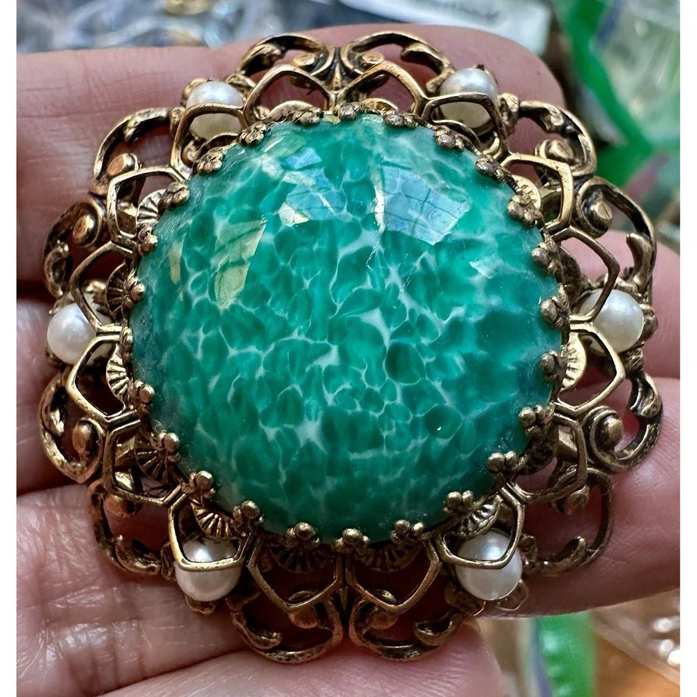 VTG Brooch Pendant 1.75 Inch Green Peking Art Glass Filigree Faux‎ Pearl Gold